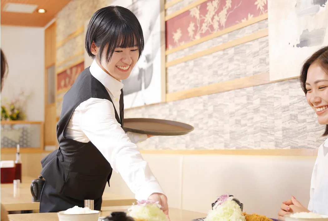 お客様を接客する様子